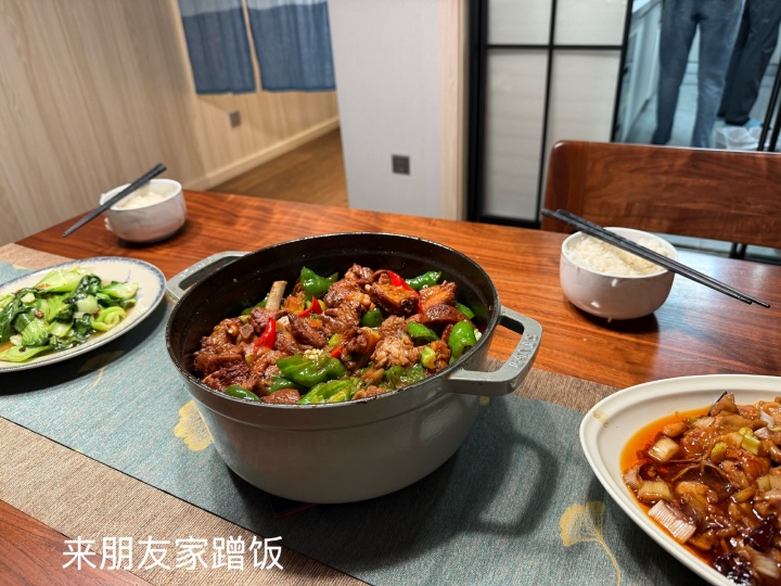 【万博电竞】圣枪哥晒出休赛期旅游照:与Meiko等好友聚首,还收到邓紫棋签名