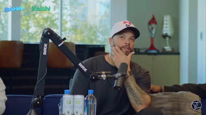 [有道理嘛?]德隆：东契奇摔倒了詹姆斯不扶他 他们俩关系不好(图1)