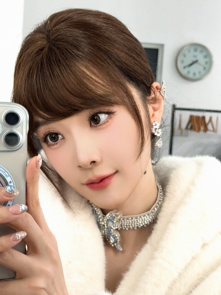 余霜晒照：今日份打工自拍！下班咯！