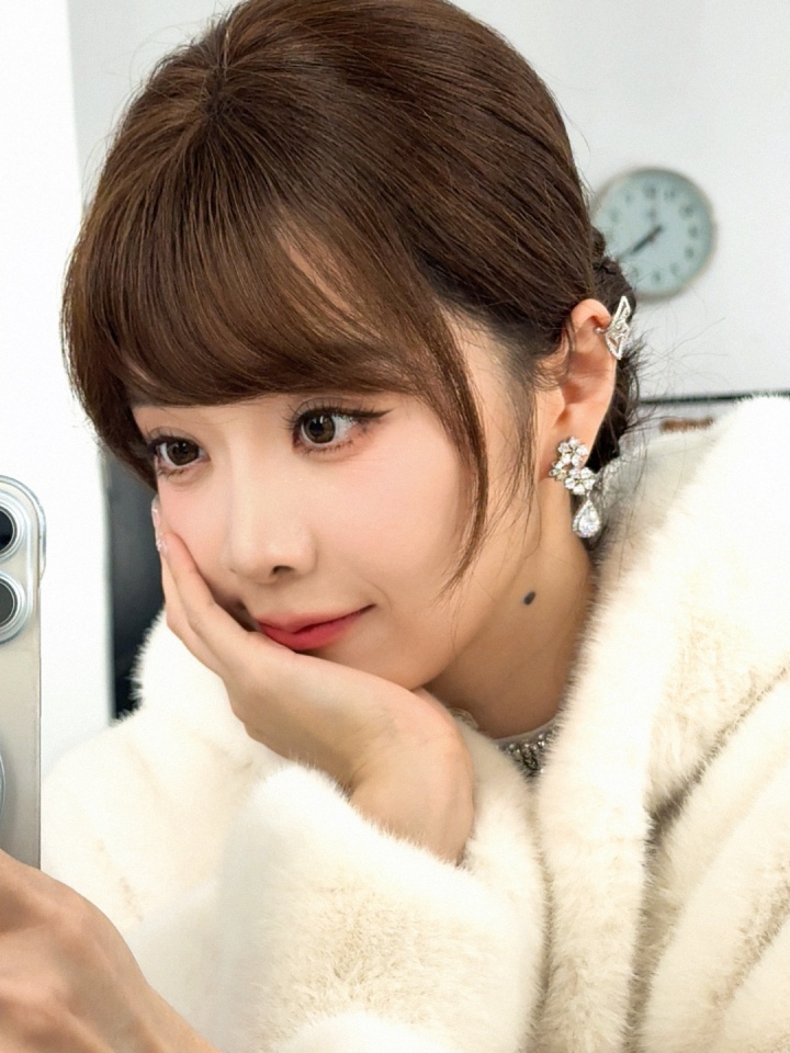 余霜晒照:今日份打工自拍!下班咯!