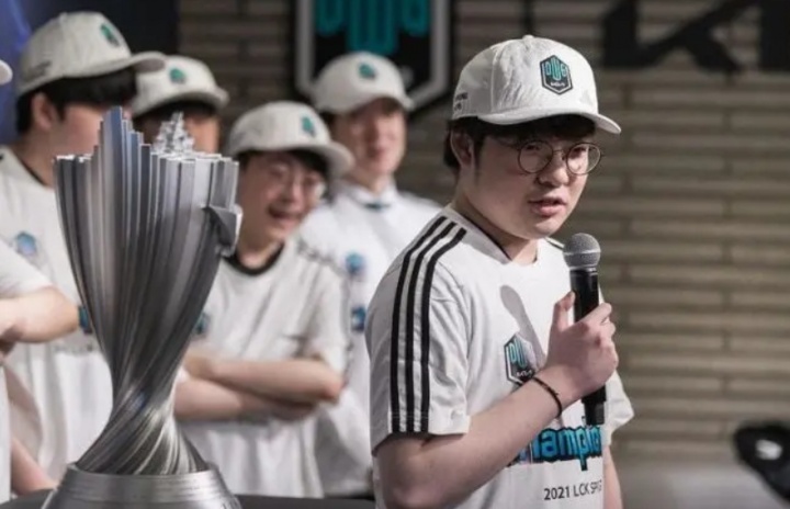 【万博电竞】BeryL:从未向他人系统学习过对线细节,比起数据更依赖直觉判断