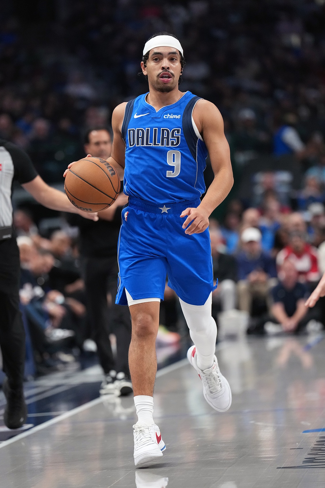 首发控卫！内姆哈德半场3投3中得到6分6助1断 正负值+3