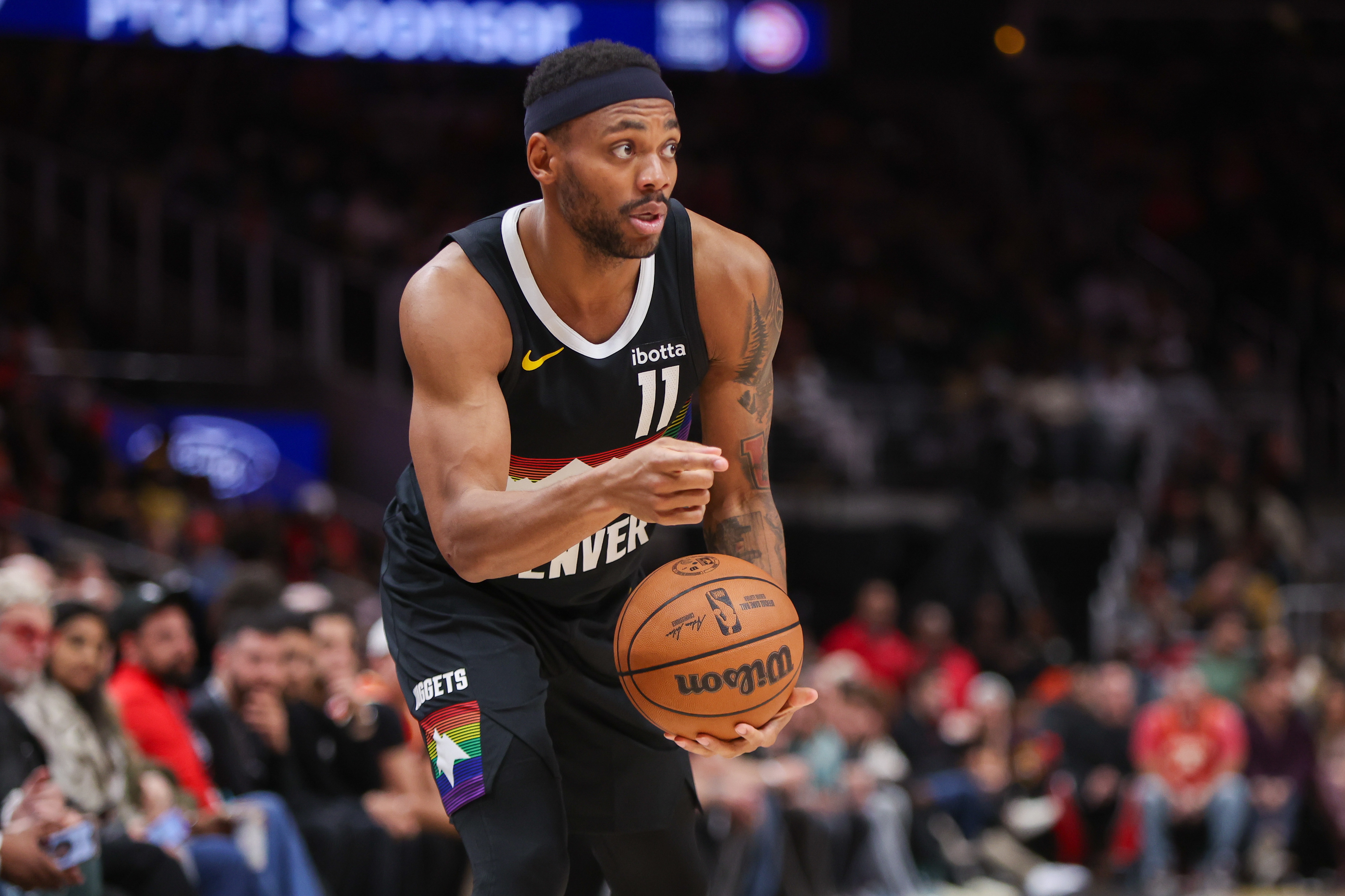 板凳匪徒！布鲁斯·布朗半场替补出战15分钟 6投全中拿下13分4板