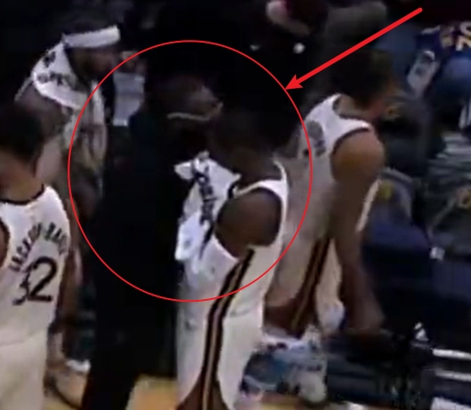 10中1+遭DNP！库明加关键时刻被换下后极其生气 追梦一旁开导安慰