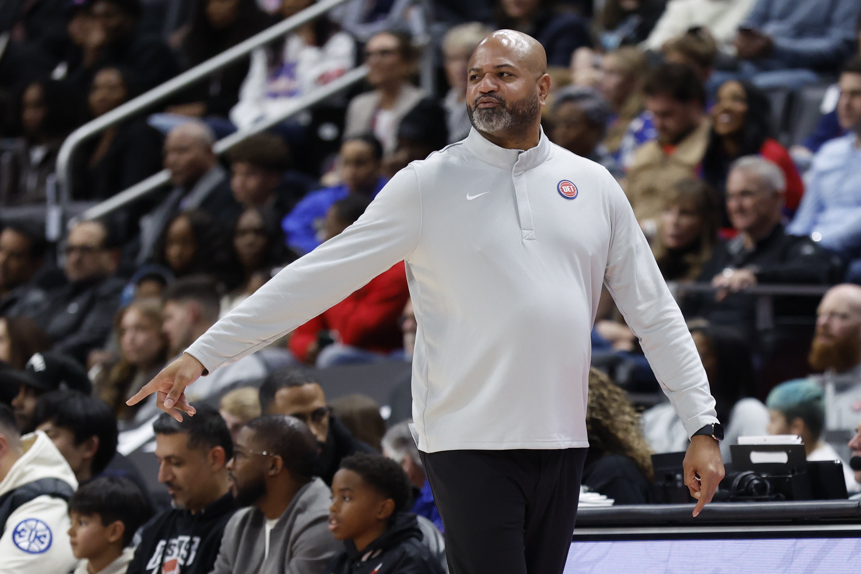 【有道理嘛?】活塞主帅：之前连续输球大家情绪低落 我们在UCLA踢球放松心情(图1)