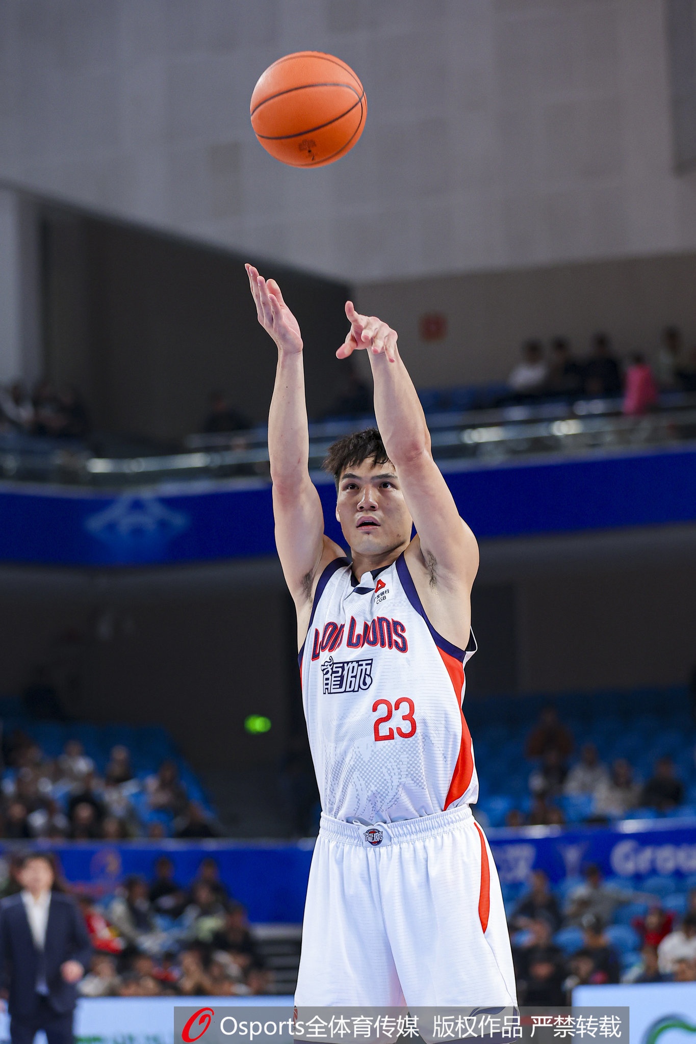  可圈可点！陈国豪半场5中4拿到11分5板全队最高 罚球4中3