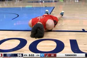 楊瀚森遭遇包夾被埃迪打到面部痛苦倒地 在地上躺了半天沒起來