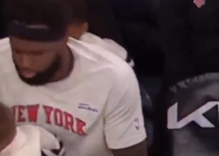 [体育头条]手里突然多个娃！哈特把儿子扔给米切罗 后者瞬间懵逼了(图2)