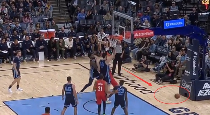 [体育世界]杨瀚森倒地不起回合球出界 斯普利特示意挑战&裁判想了10秒给发球(图1)