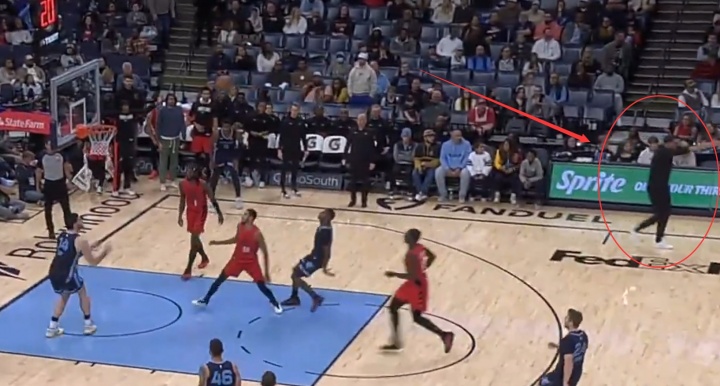 [体育世界]杨瀚森倒地不起回合球出界 斯普利特示意挑战&裁判想了10秒给发球(图4)