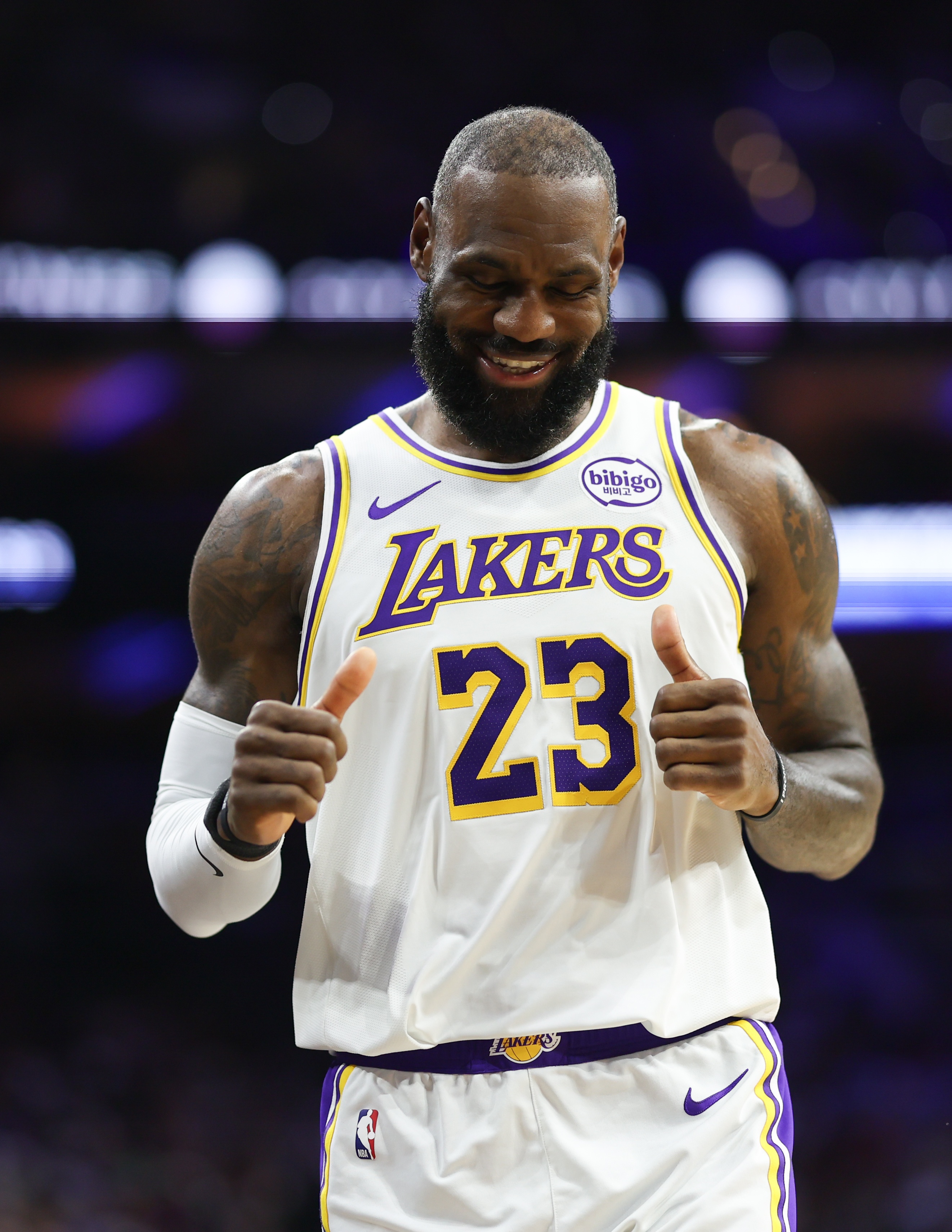 【好看推荐】解说：老詹体力大不如前但仍能改变比赛 这就是顶级超巨的洞察力(图1)