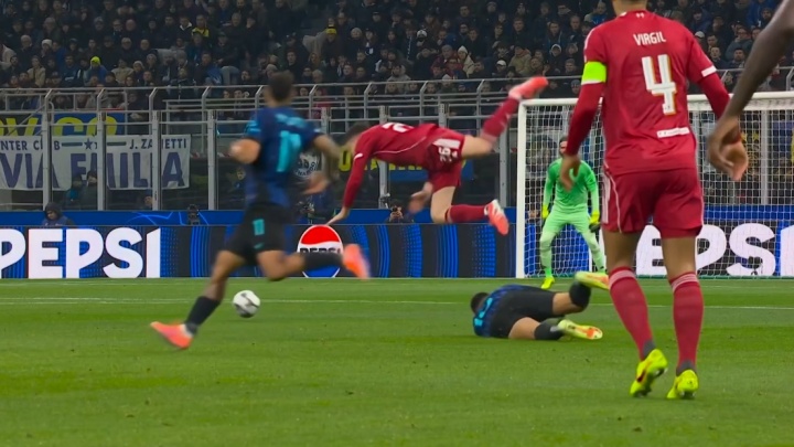 劳塔罗滑铲铲飞罗伯逊，裁判出示黄牌