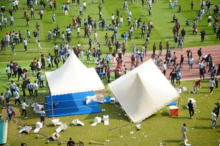 [球迷报道]大批球迷冲场！印媒：因管理混乱+安全原因 梅西被迫提前结束绕场(图3)