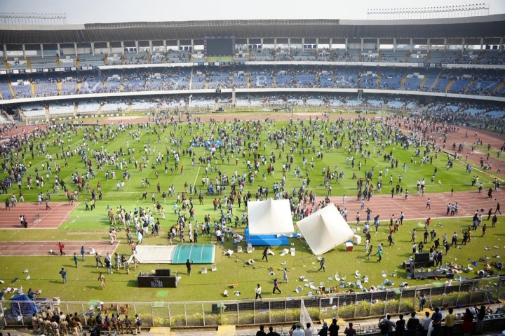 [球迷报道]大批球迷冲场！印媒：因管理混乱+安全原因 梅西被迫提前结束绕场(图4)