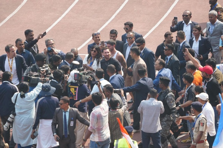 [球迷报道]大批球迷冲场！印媒：因管理混乱+安全原因 梅西被迫提前结束绕场(图2)