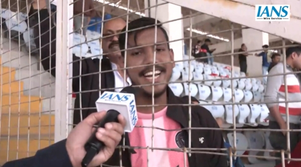 【球迷报道】印度球迷:梅西被500人围着怎么能认得出他,应该就此事调查(图2) 【球迷报道】印度球迷:梅西被500人围着怎么能认得出他,应该就此事调查(图2)