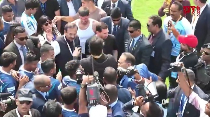 【球迷报道】印度球迷:梅西被500人围着怎么能认得出他,应该就此事调查(图1) 【球迷报道】印度球迷:梅西被500人围着怎么能认得出他,应该就此事调查(图1)