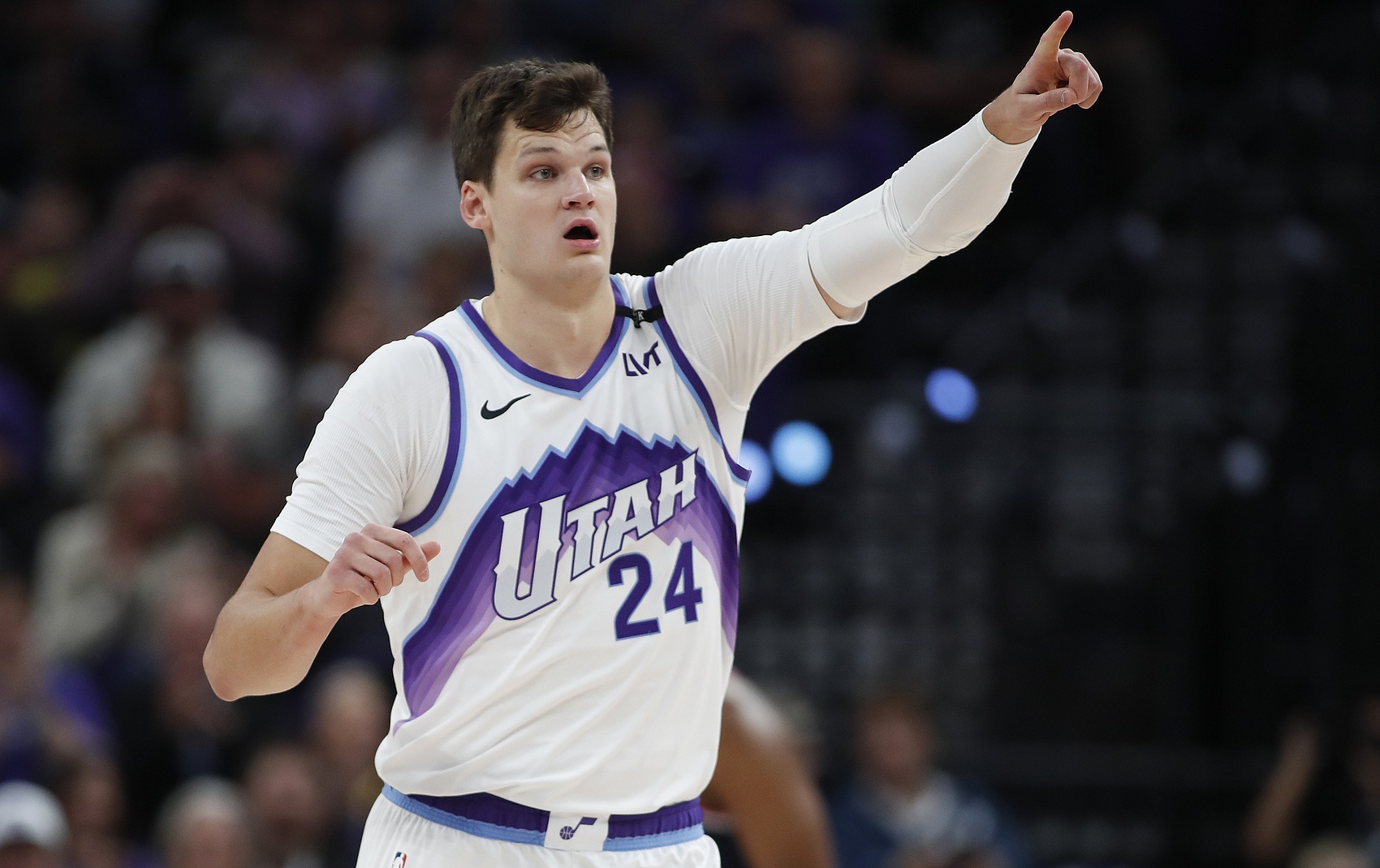 【球迷看点】场均两双但赛季报销记者:凯斯勒要1.2亿的长约 爵士不愿意给(图1) 【球迷看点】场均两双但赛季报销记者:凯斯勒要1.2亿的长约 爵士不愿意给(图1)