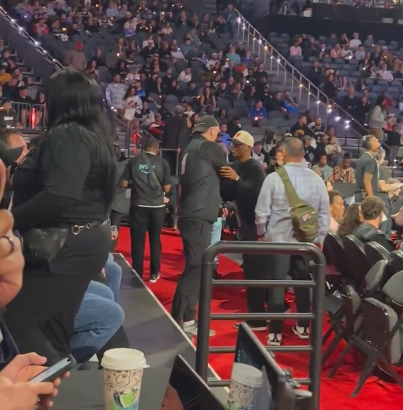 【今日要点】下家是哪个队?名记:保罗在赌城 出席马刺❗vs雷霆的NBA杯半决赛(图1) 【今日要点】下家是哪个队?名记:保罗在赌城 出席马刺❗vs雷霆的NBA杯半决赛(图1)