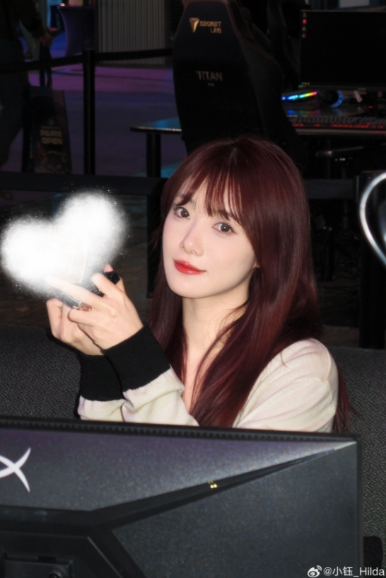 【蜗牛电竞】羡慕Rookie!小钰晒照:TPO太好玩咯