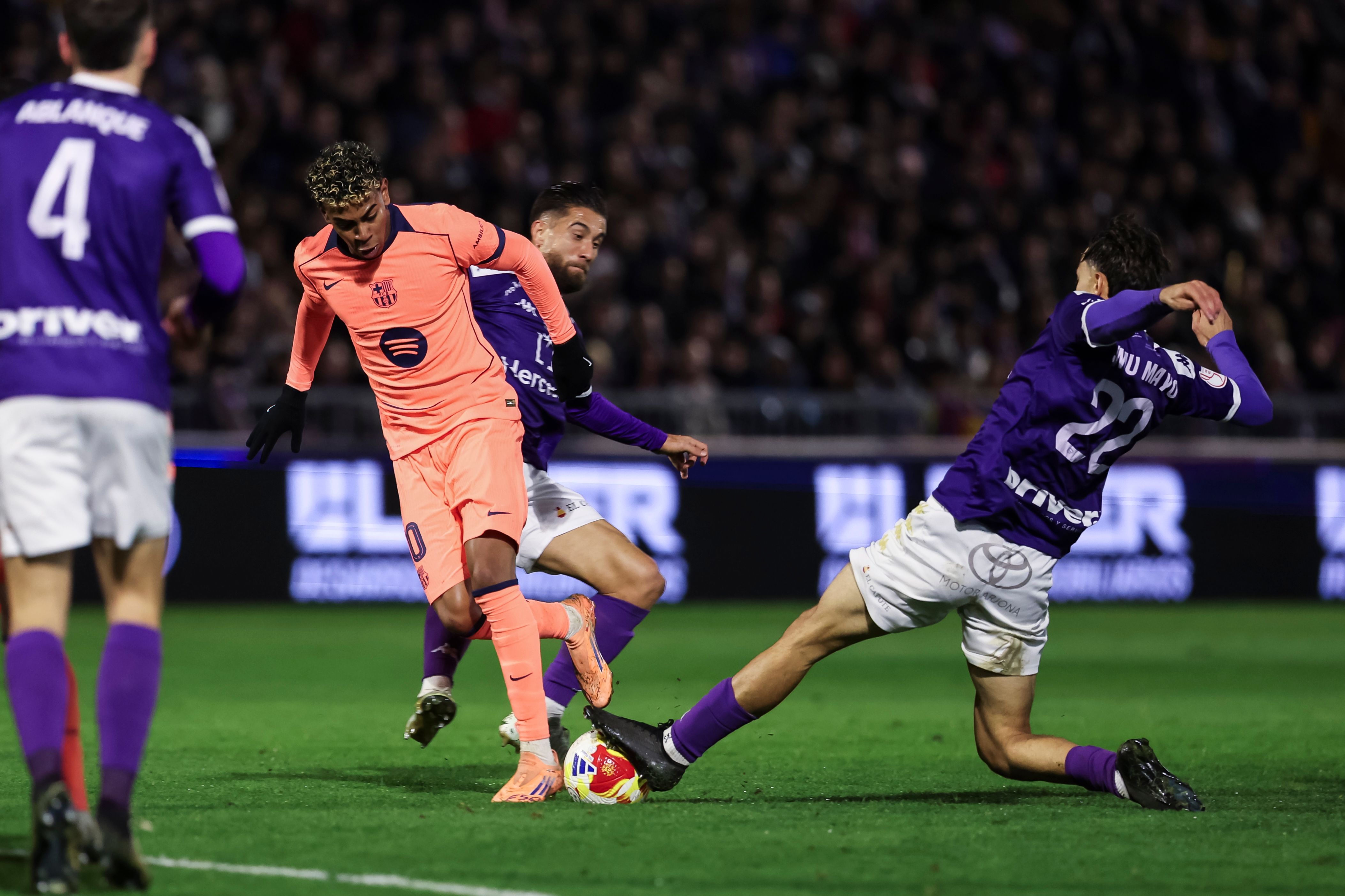 看晕了‍亚马尔战第3级别球队狂丢29次球权 补时助攻救赎