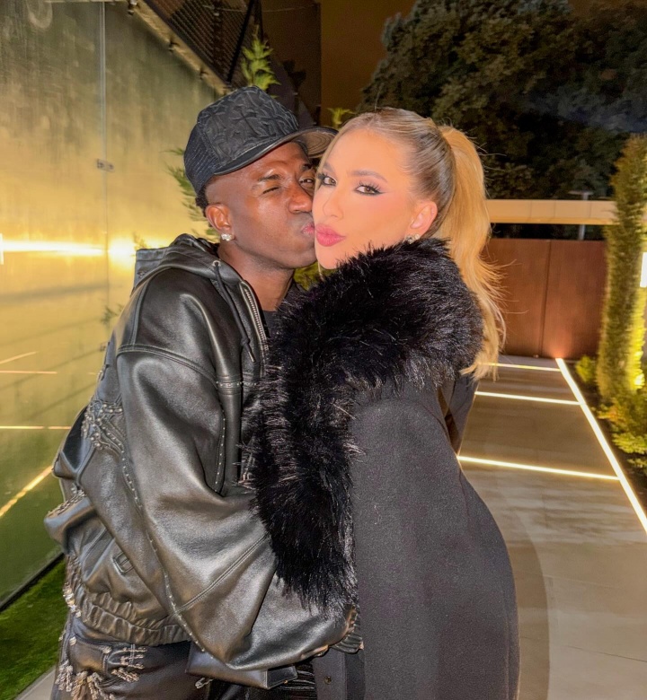 【体育报道】甜甜蜜蜜️维尼修斯女友晒亲密合照,维尼修斯评论:想你了(图2) 【体育报道】甜甜蜜蜜️维尼修斯女友晒亲密合照,维尼修斯评论:想你了(图2)