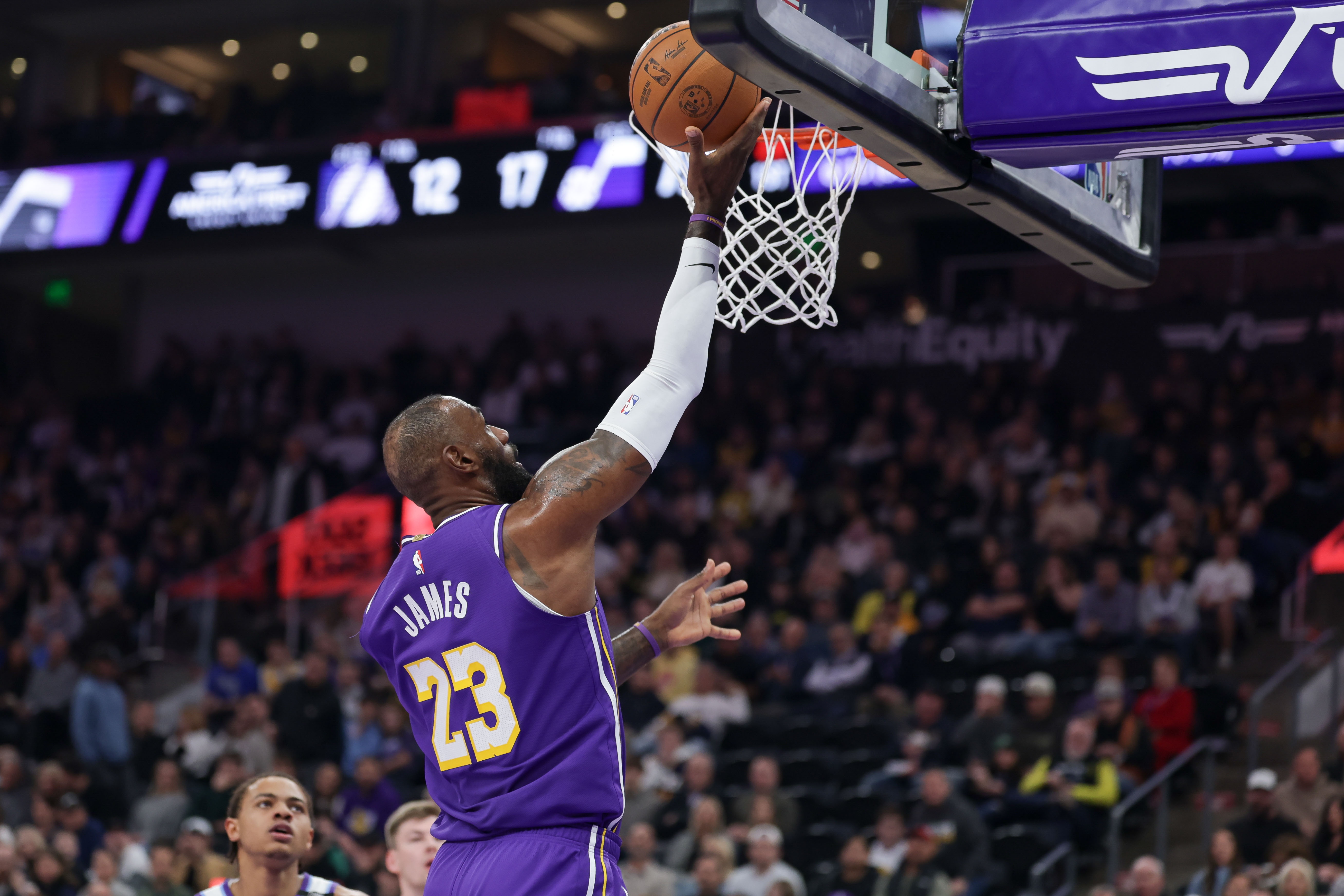 【赛场播报】詹姆斯本赛季➡️13场比赛总正负值-59 场均-4.5(图1)