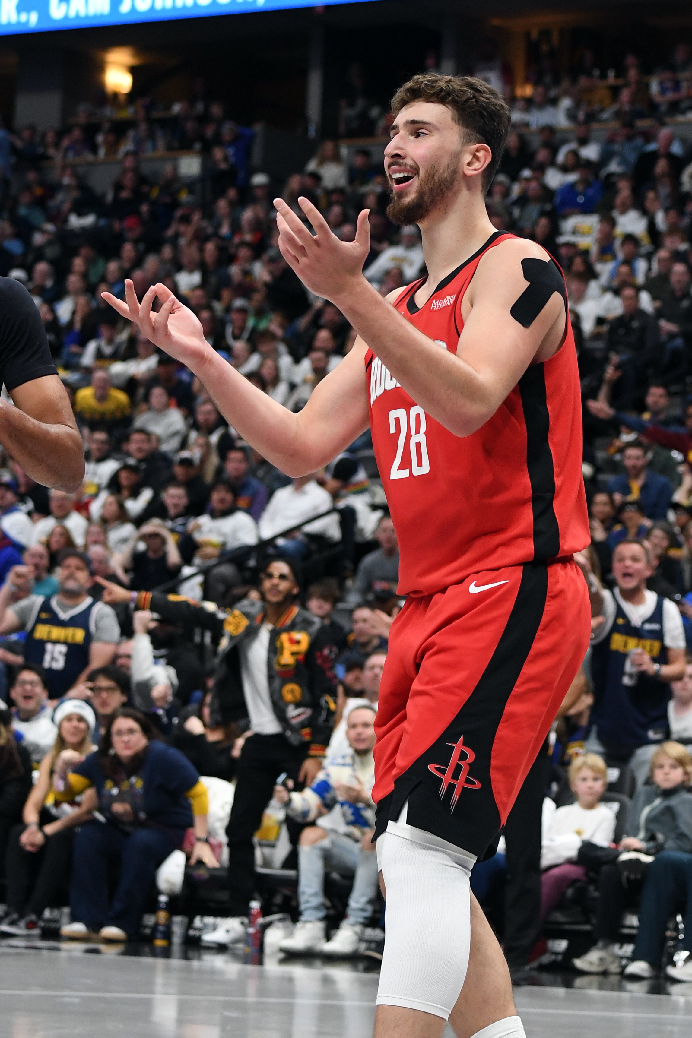 【体育报道】辣眼睛！申京关键时刻三项命中率40.8/0/61.1% 真实命中率44.8%(图1)