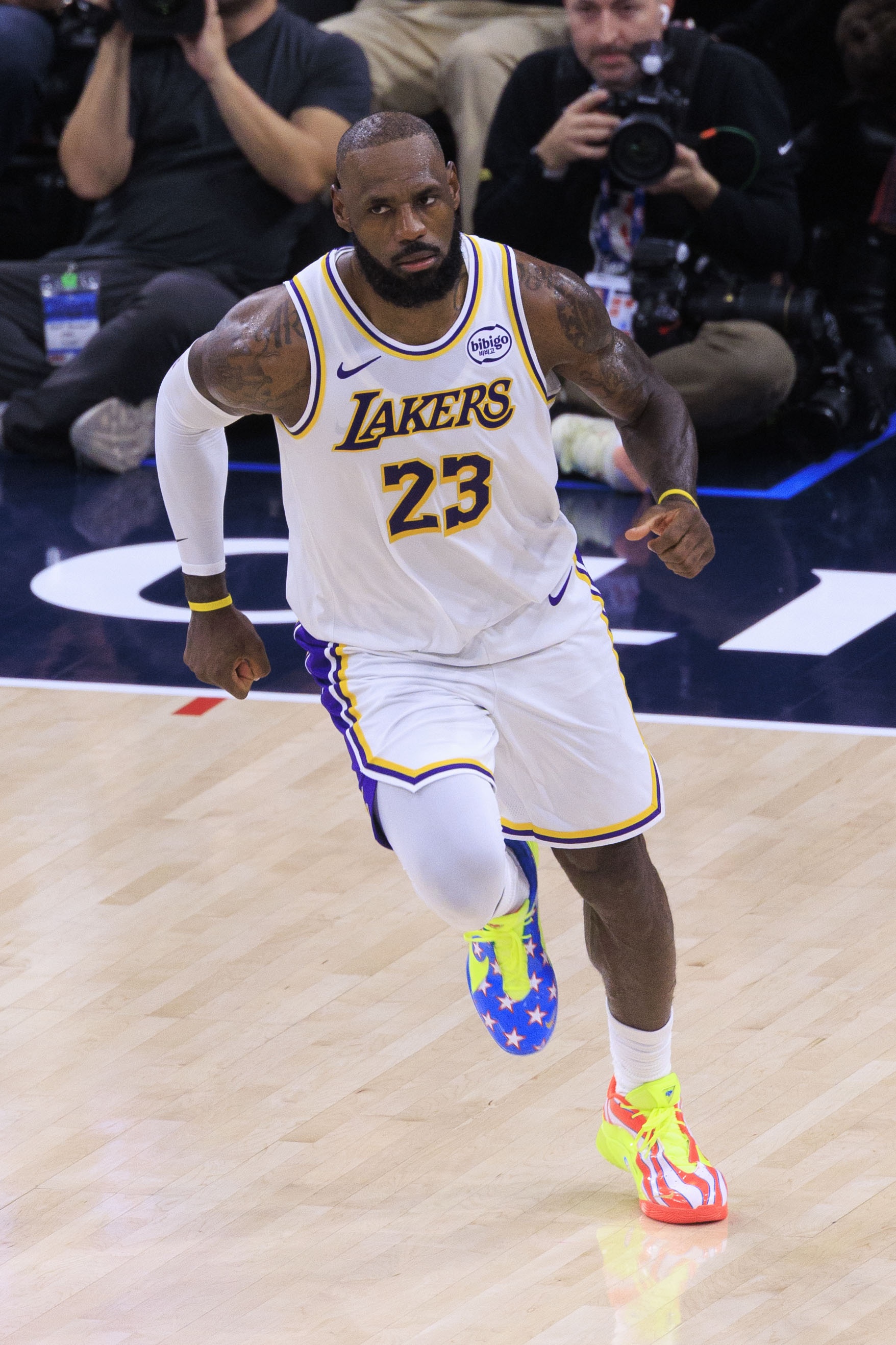 【体育资讯】40岁355天！詹姆斯超越诺维茨基 成为NBA历史单场30+最年长球员(图1)