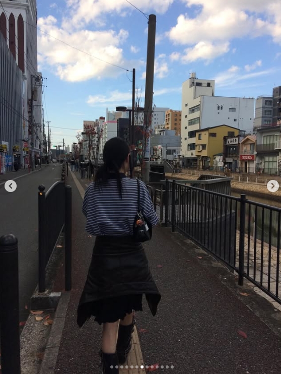 【蜗牛电竞】T1粉丝集合！Peyz姐姐晒照：最近的游客照🍣🍜🍢🍙🍱🥟🍺