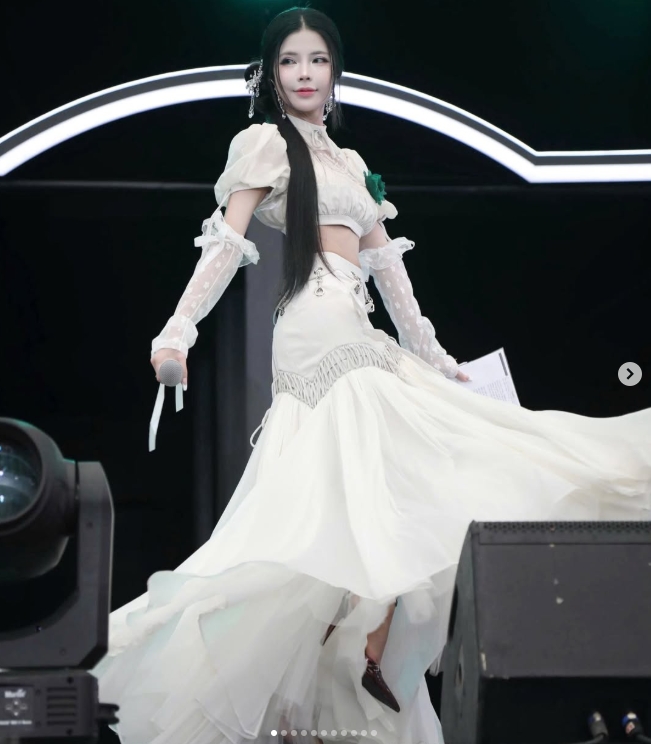 【万博电竞】越南赛区女主持maidora晒照：主持活动的返图😍