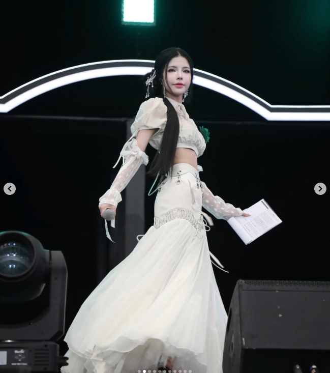 【蜗牛电竞】越南赛区女主持maidora晒照：主持活动的返图😍