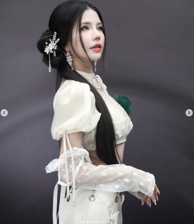 【蜗牛电竞】越南赛区女主持maidora晒照：主持活动的返图😍