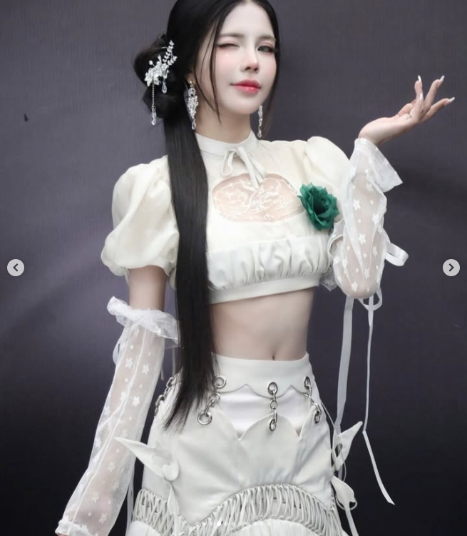 【蜗牛电竞】越南赛区女主持maidora晒照：主持活动的返图😍