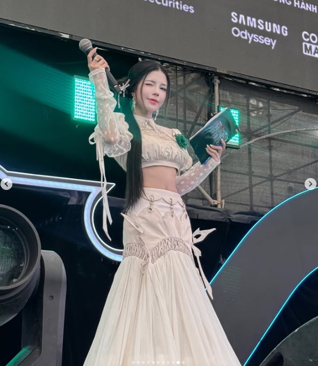 【蜗牛电竞】越南赛区女主持maidora晒照：主持活动的返图😍