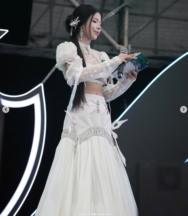 【蜗牛电竞】越南赛区女主持maidora晒照：主持活动的返图😍