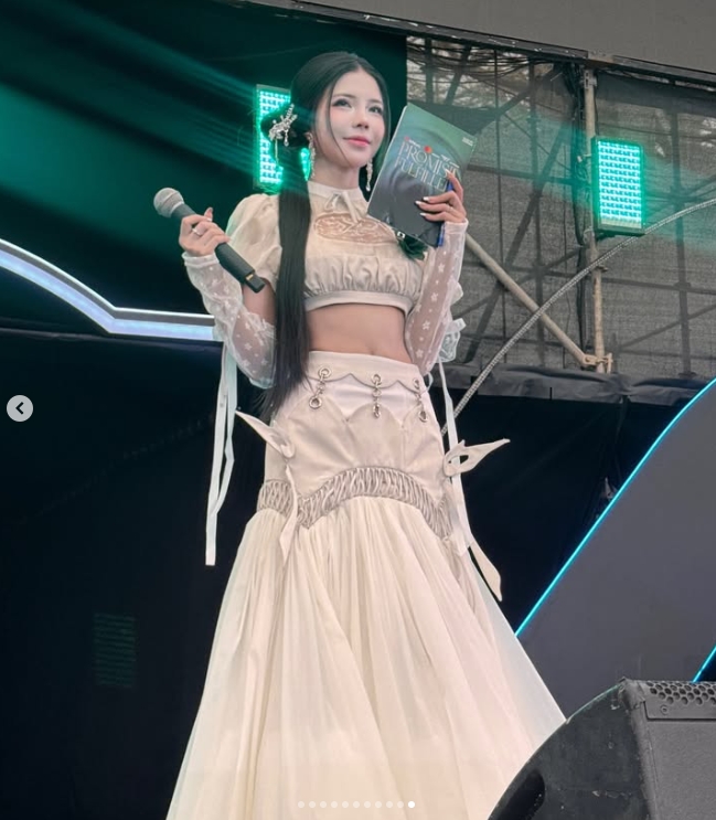 【蜗牛电竞】越南赛区女主持maidora晒照：主持活动的返图😍