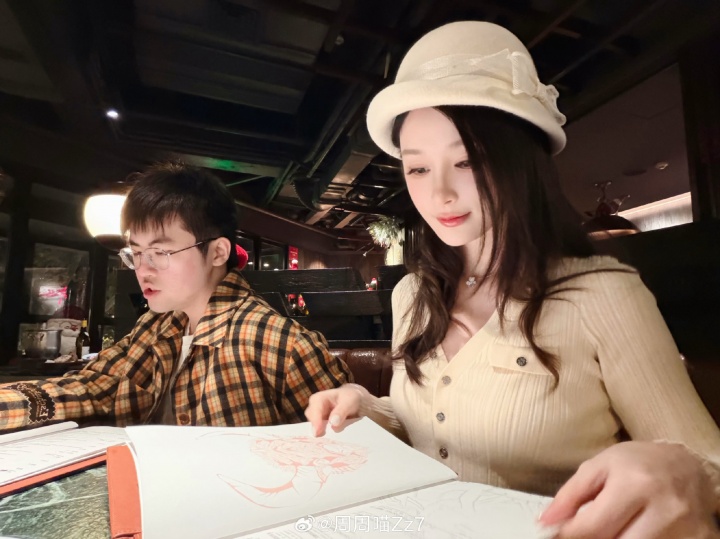 【蜗牛电竞】姿态妻子晒出圣诞节聚餐照片：MerryChristmas收获一口袋开心🎄​​​