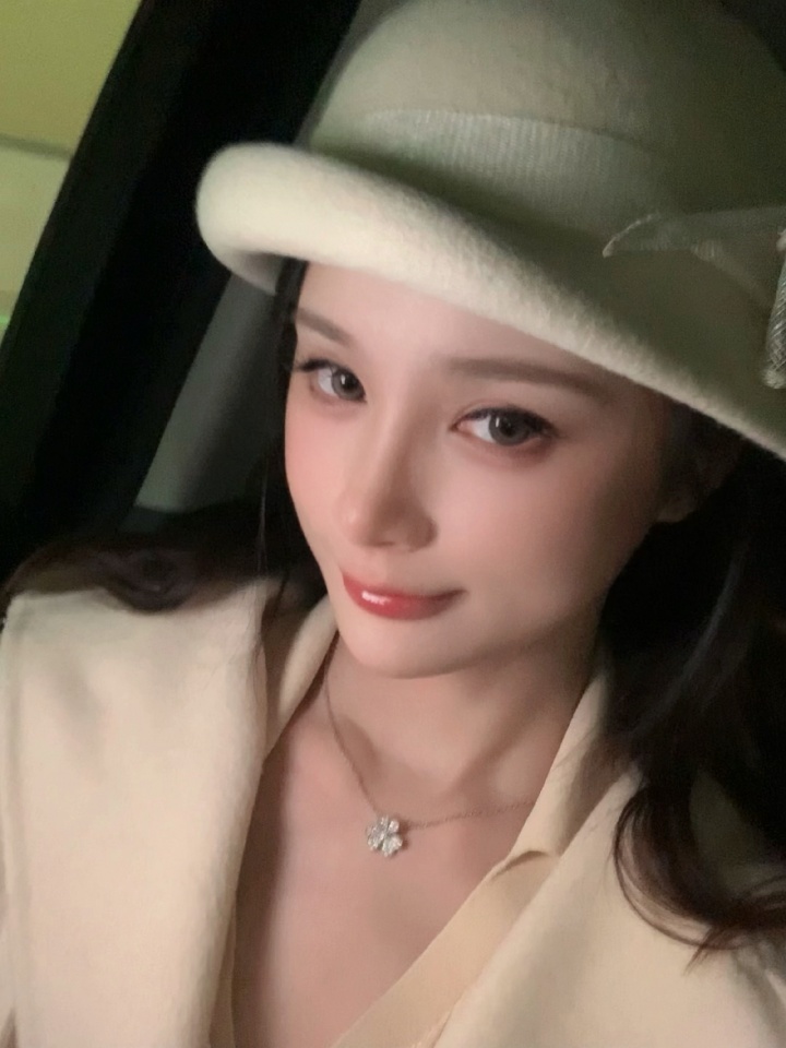 【蜗牛电竞】姿态妻子晒出圣诞节聚餐照片：MerryChristmas收获一口袋开心🎄​​​