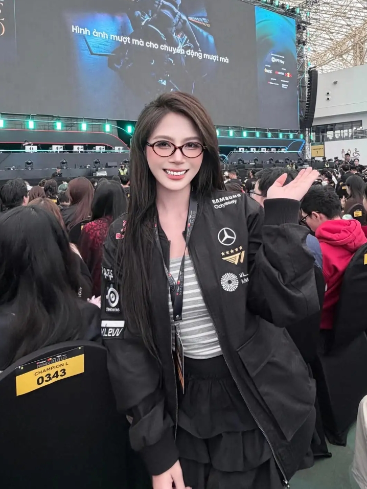 【万博电竞】越南女粉丝晒出参加T1线下见面会活动照：甜美笑容+大长腿😍