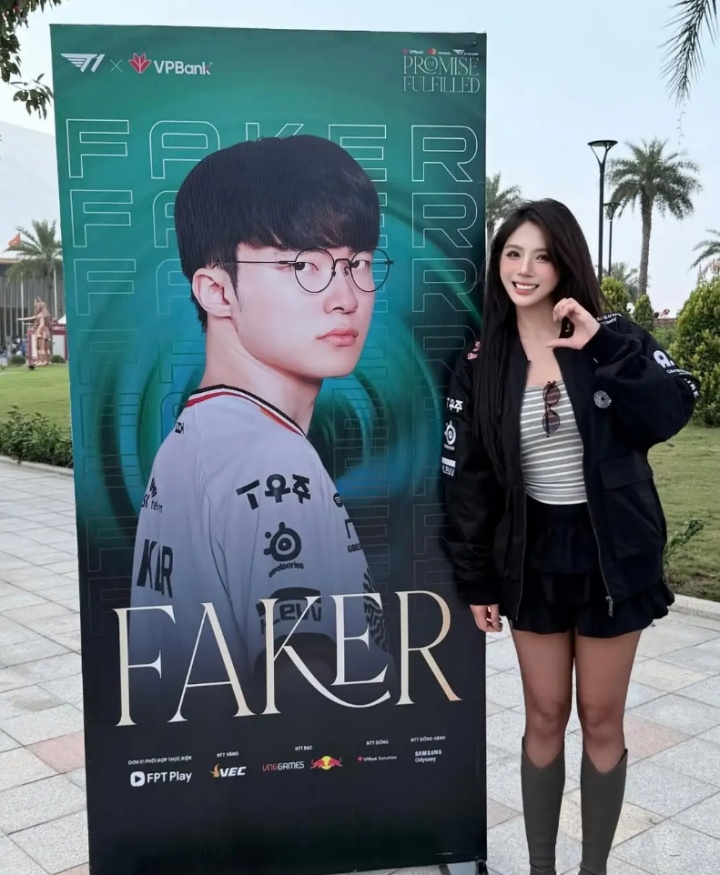 【蜗牛电竞】越南女粉丝晒出参加T1线下见面会活动照：甜美笑容+大长腿😍