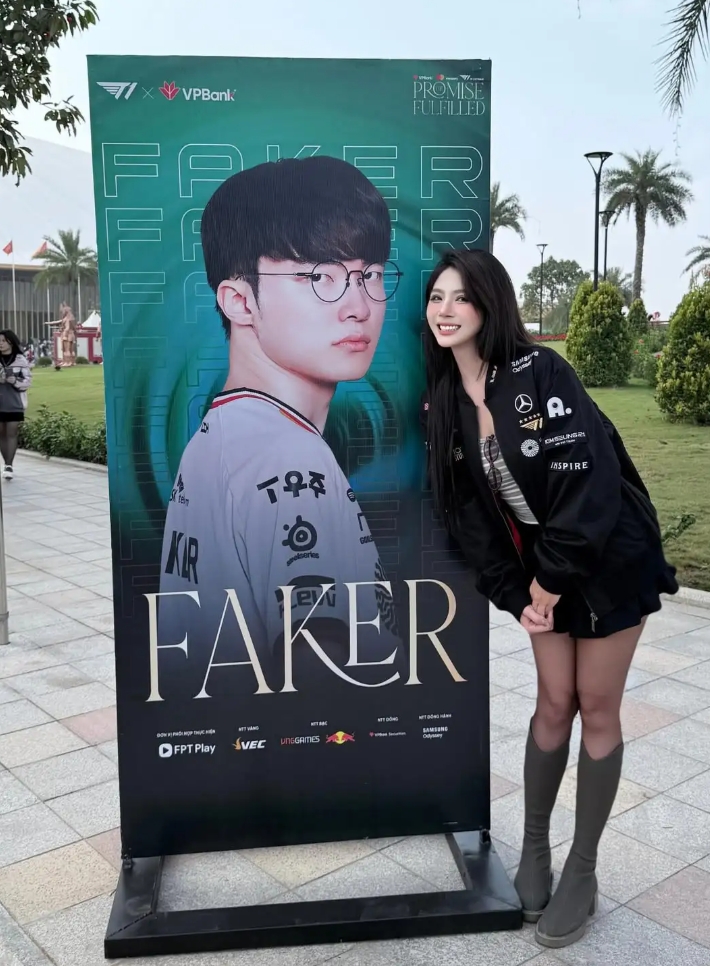 【蜗牛电竞】越南女粉丝晒出参加T1线下见面会活动照：甜美笑容+大长腿😍