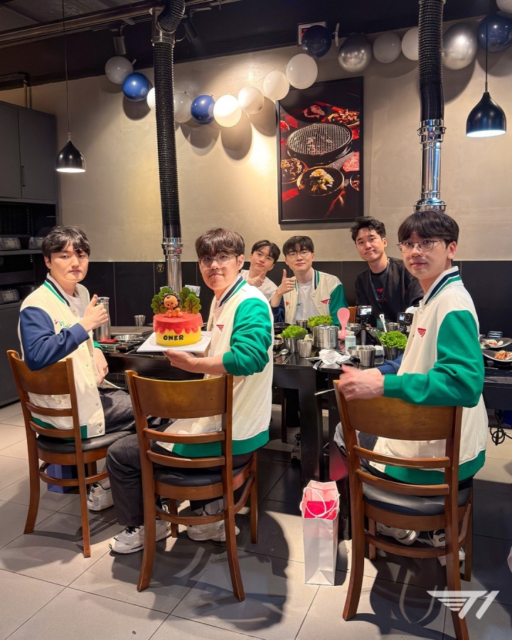 T1公布首发选手聚餐合照：吃着烤肉给Oner庆祝生日🍰