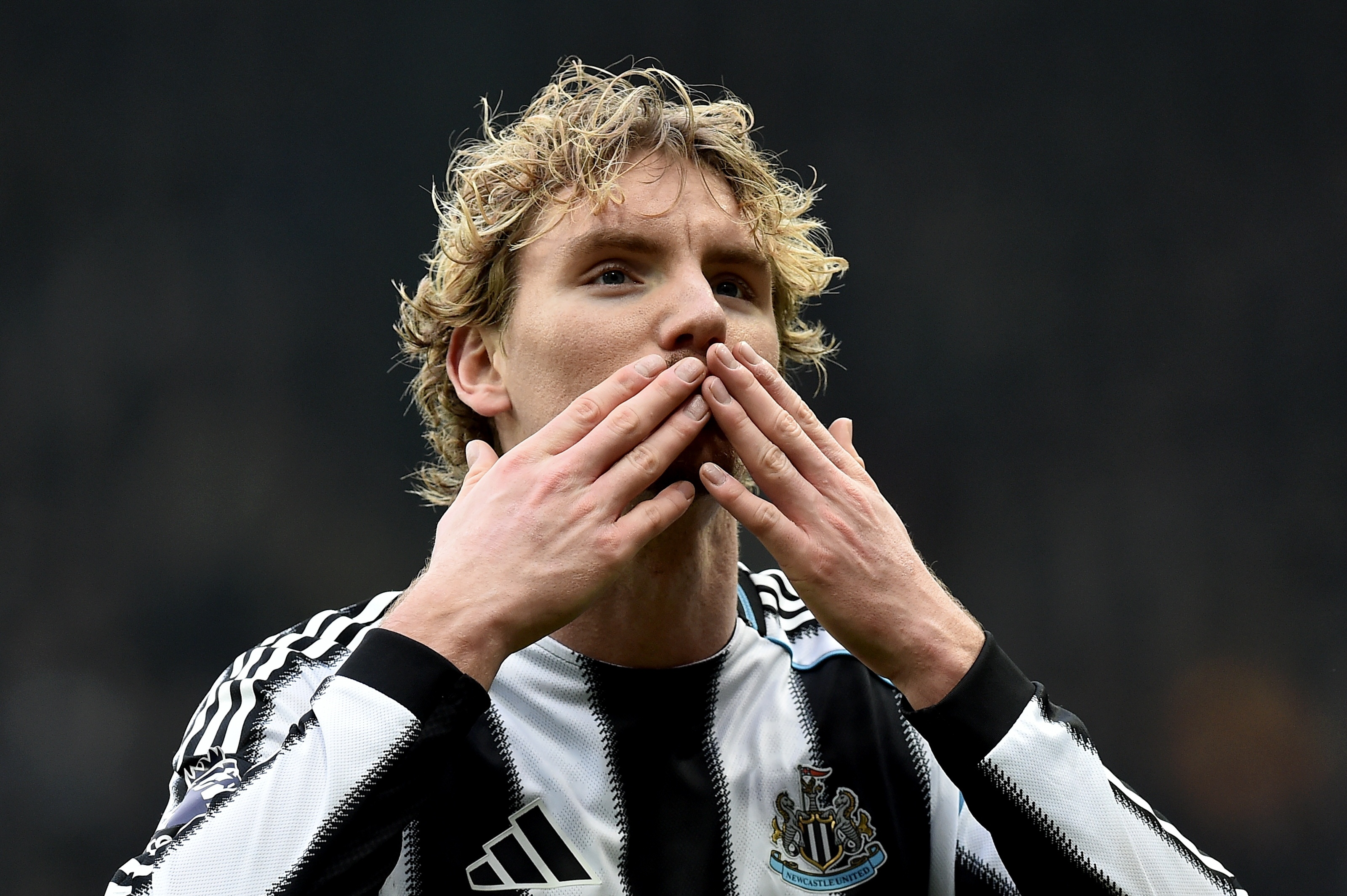 【足球】著名解说黄健翔提议：可以考虑将沃尔特马德叫做华特马、怀德马(图1)