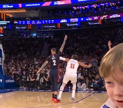 布伦森干拔三分落地后踩到大球右脚！后者吃到一级恶意犯规！