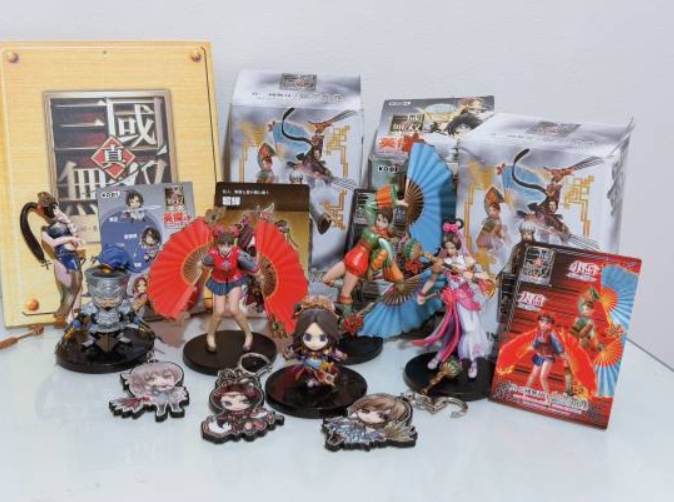 《生化危机4》艾什莉体模晒自己的《真三国无双》周边【球盟会】