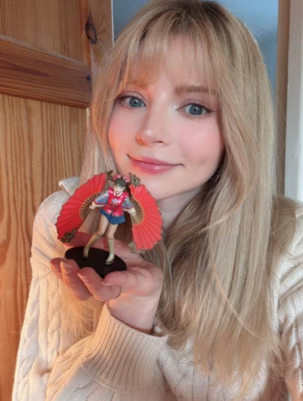 【蜗牛电竞】《生化危机4》艾什莉体模晒自己的《真三国无双》周边