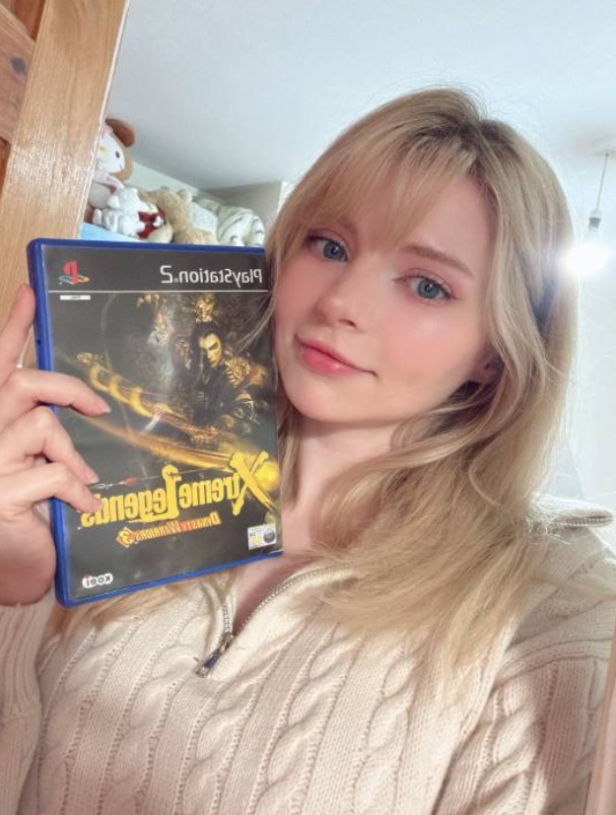 【蜗牛电竞】《生化危机4》艾什莉体模晒自己的《真三国无双》周边