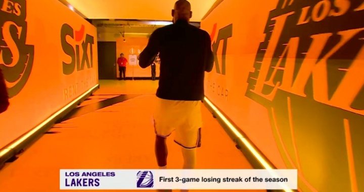 【球迷关注】溜了溜了！詹姆斯已离开球⬆️➡️馆 今日不会接受赛后采访(图1)