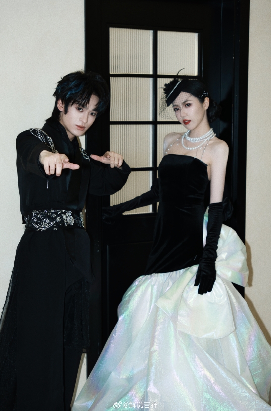 【蜗牛电竞】PEL美女主持吉祥晒照:欢迎来到PEL魔法秀场🖤🐈⬛🎶